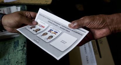 Cédulas para votar nas eleições da Colômbia.