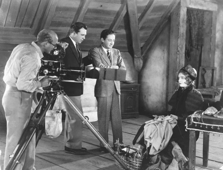 King Vidor e o produtor Irving Thalberg (segundo e terceiro, a partir da esquerda) assistem a um filmagem com Lillian Gish.