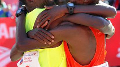 Os quenianos Kipchoge, Kittwara e Chumba após a maratona de Chicago.