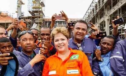 Dilma durante visita às obras da refinaria Abreu e Lima.