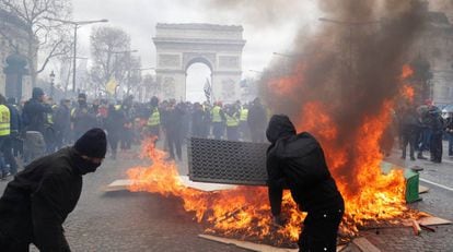 Protesto dos 'coletes amarelos' no sábado diante do Arco do Triunfo, na Champs-Élysées, em Paris.