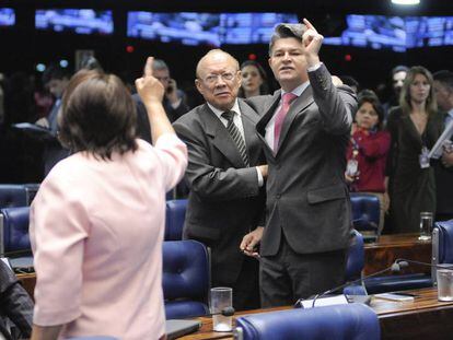Senador Medeiros (PSD-MT) discute com a senadora F&aacute;tima Bezerra (PT-RN), que disse que Congresso n&atilde;o tinha moral para votar a PEC.  