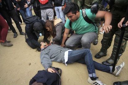 Estudantes tentam socorrem jovem baleado.