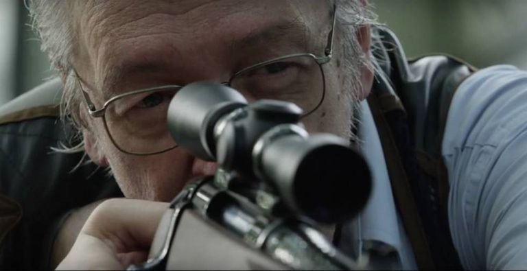 Olavo de Carvalho, em cena do documentário 'O Jardim das Aflições', pratica tiro esportivo.