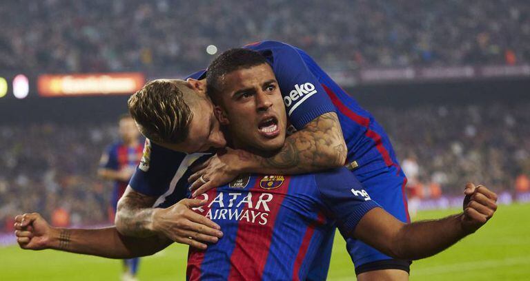 Digne cumprimenta Rafinha após seu gol contra o Granada.