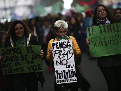 Manifestantes a favor do aborto legal em Buenos Aires, em 4 de junho.