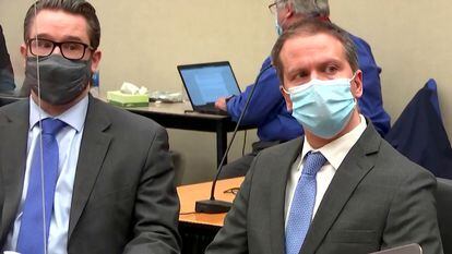 O ex-agente Derek Chauvin (direita), em 20 de abril, com seu advogado, Eric Nelson, escutando o veredito do júri em Minneapolis.
