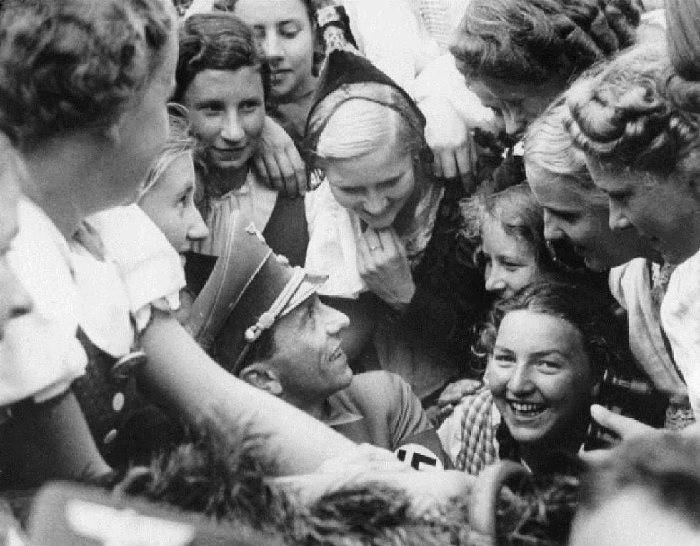 Joseph Goebbels rodeado de mulheres em Nuremberg, em 1938.