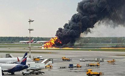 O avião depois da aterrissagem de emergência no aeroporto de Sheremetievo, em Moscou.