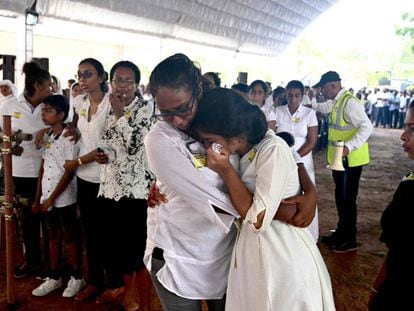 Funeral em memória das vítimas dos atentados na Igreja de São Sebastião em Negombo