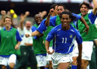 Ronaldinho comemora o gol contra a Inglaterra.