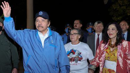 O presidente da Nicarágua, Daniel Ortega, junto com sua esposa e vice-presidente, Rosario Murillo, na última segunda-feira, em Manágua.