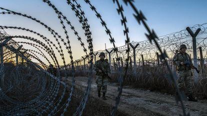 Militares vigiam a cerca fronteiriça da Macedônia com a Grécia.