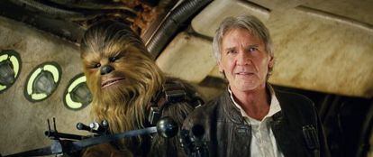 O ator Harrison Ford, como Têm Só, junto a Chewbacca, em uma imagem de 'O acordar da Força'
