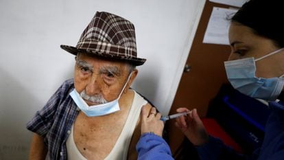 Um homem recebe a vacina da AstraZeneca em Valparaíso, no Chile, nesta quarta-feira.