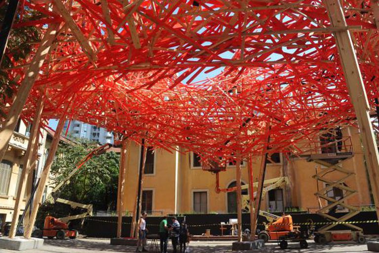 Instalação da obra do artista Arne Quinze na entrada da exposição.