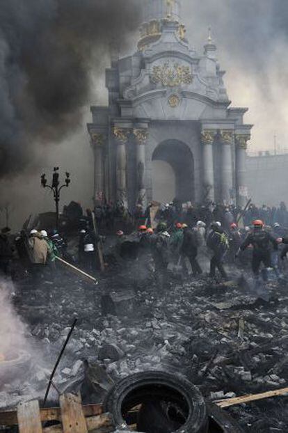 Um protesto armado avança em Kiev, no dia 20 de fevereiro.