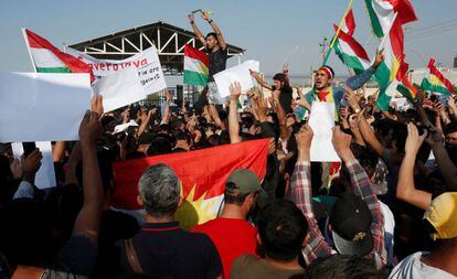 Dezenas de curdos se manifestam contra a ofensiva turca nesta quinta-feira em Erbil (Iraque).