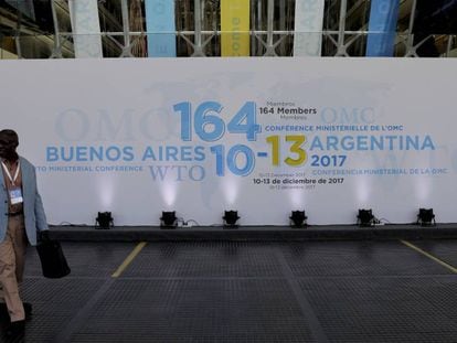 Um homem caminha em frente ao hotel de Buenos Aires onde se realiza a Confer&ecirc;ncia Ministerial da OMC