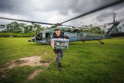 A Força Aérea Brasileira transporta urnas eletrônicas e equipamentos de votação durante as eleições de 2018.