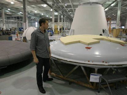 Elon musk inspeciona um escudo térmico na fábrica de SpaceX.