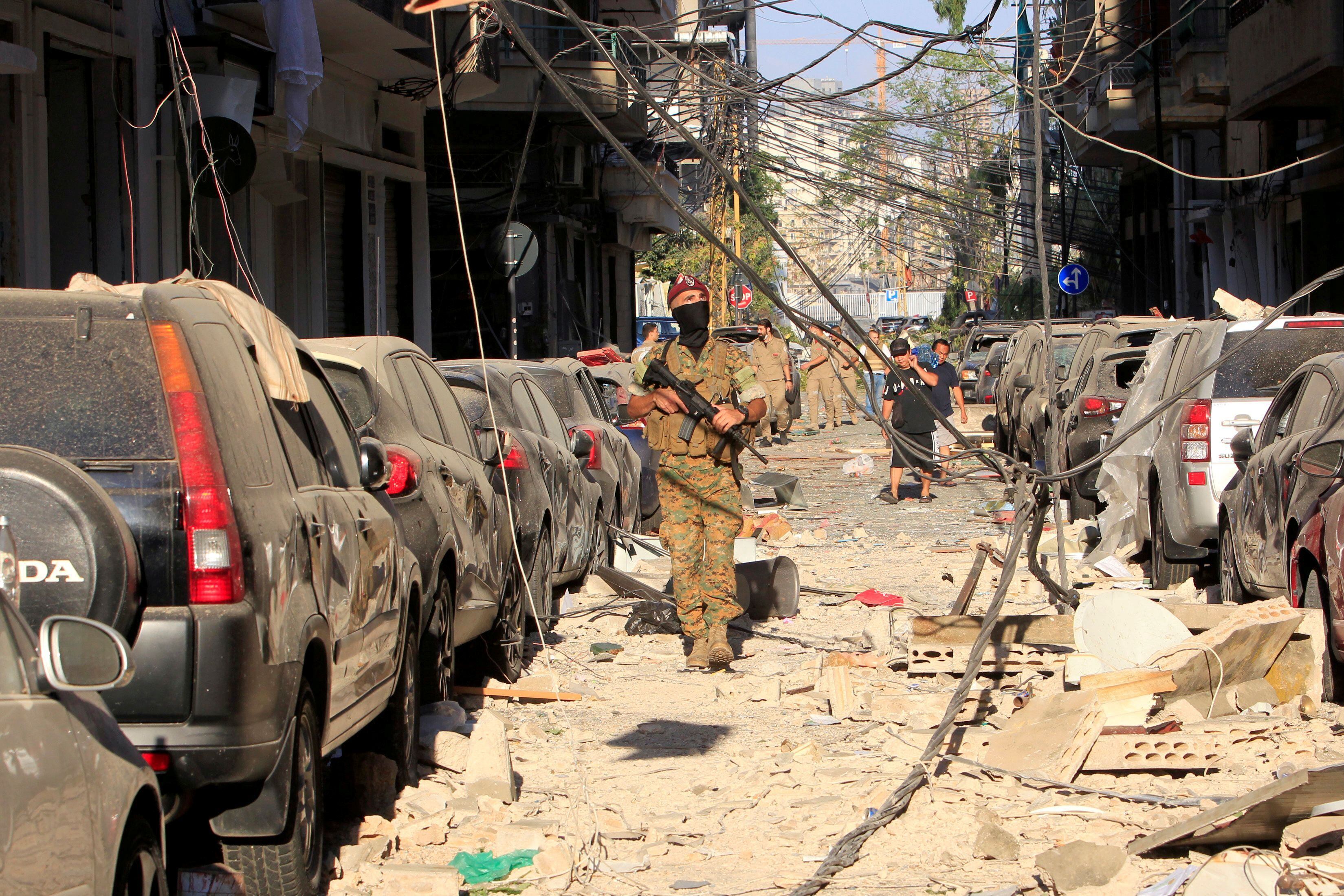 Militar libanês inspeciona uma rua afetada pela explosão nesta quarta-feira em Beirute.