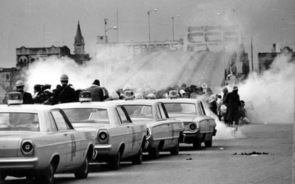 Manifestantes que tentaram cruzar a ponte de Selma, em 1965, são alvejados com gás lacrimogêneo.