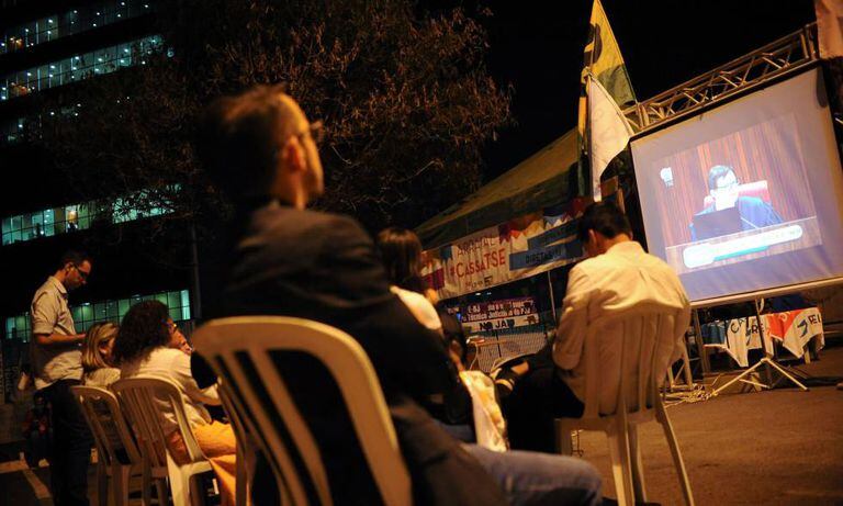 Manifestantes assistem ao julgamento em Brasília.
