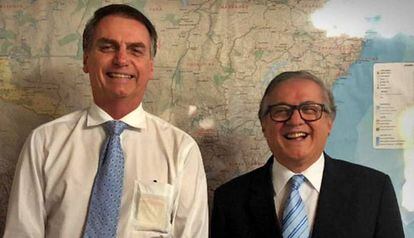 O presidente Jair Bolsonaro ao lado de Ricardo Vélez Rodríguez.