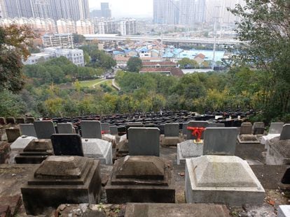 Lápides no cemitério de Biandanshan Hill em Wuhan.