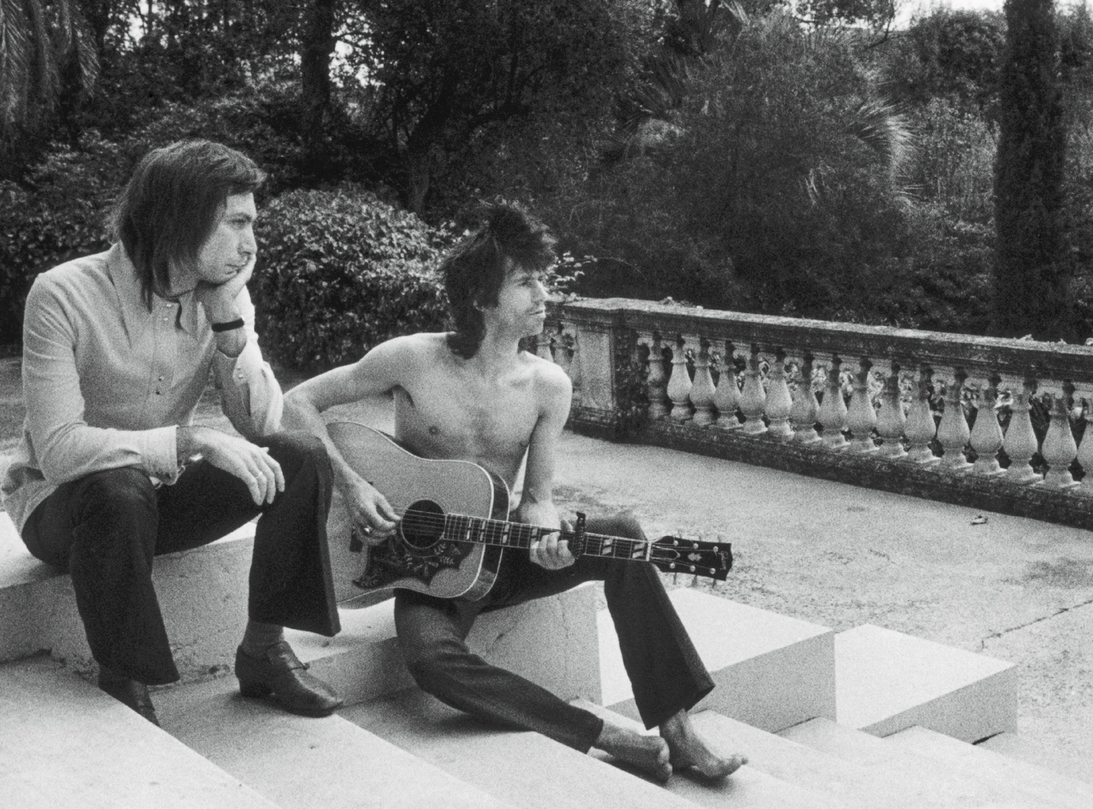 Charlie Watts (esquerda) e Keith Richards (direita), nas escadas do terraço com vista para o mar, 1971.