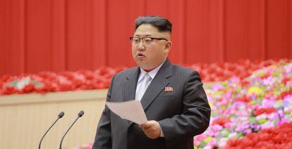 Kim Jong-un discursa durante a Conferência de Presidentes dos Comitês do partido.