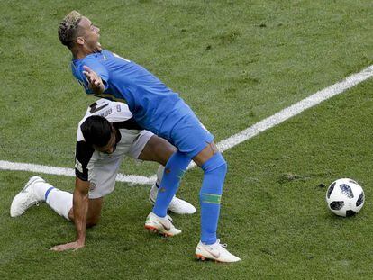 Neymar se joga no lance do pênalti anulado pelo VAR.