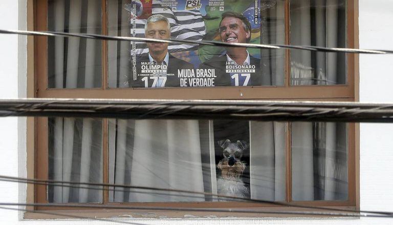 Janela em São Paulo com cartaz em apoio a Bolsonaro.