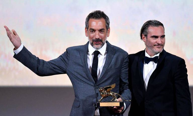 Joaquin Phoenix (direita) e Todd Philips, com o León de Ouro por 'Joker'.