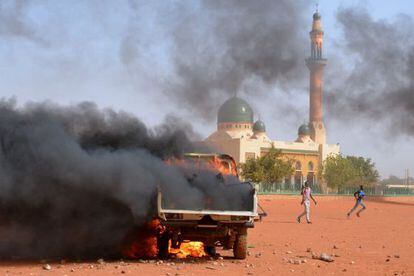 Protestos em frente a grande mesquita de Niamey.