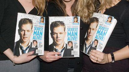 Três mulheres seguram em suas mãos três exemplares da People com Matt Damon na capa, quando foi eleito o “homem vivo mais sexy” 2007.