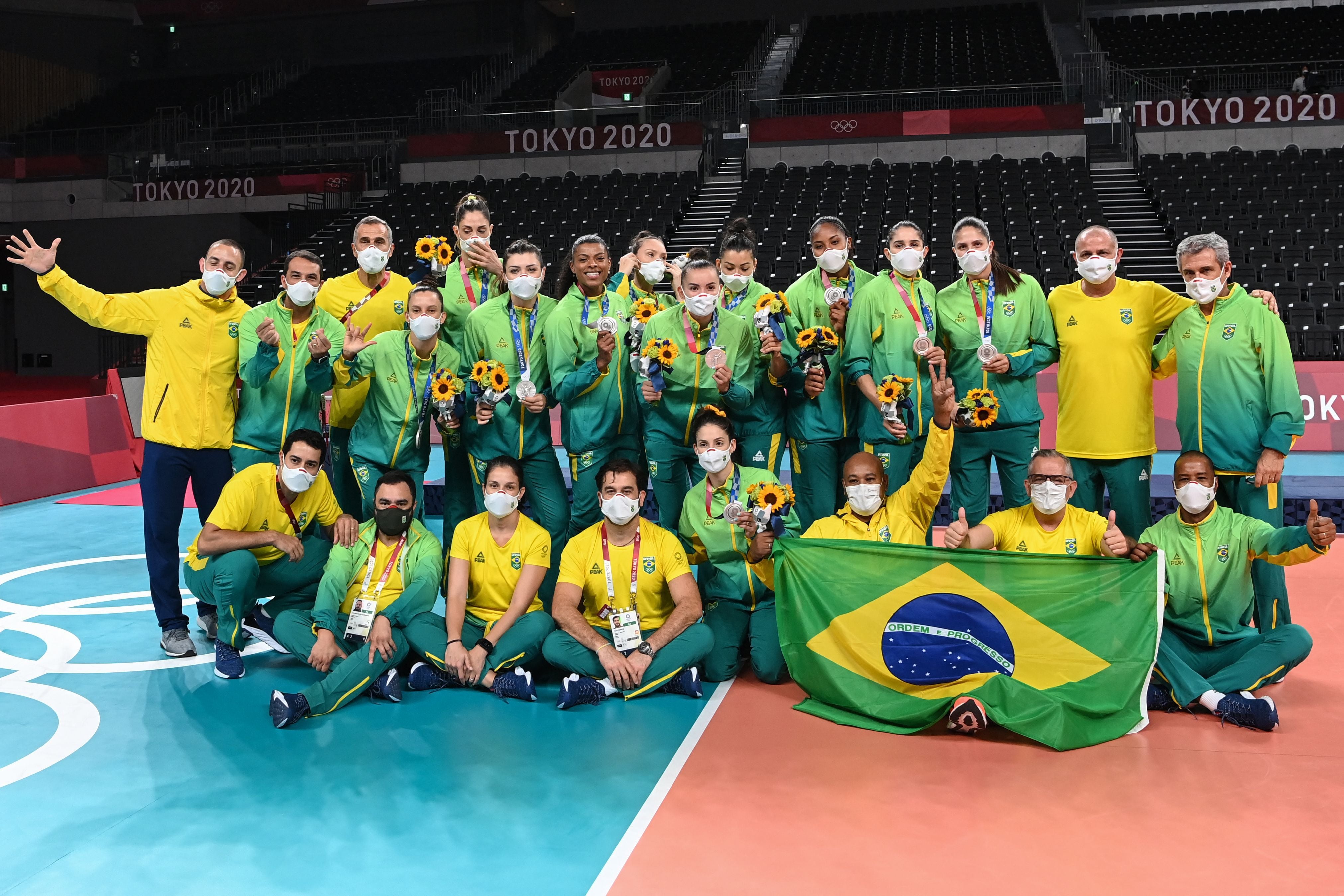Brasil comemora prata no vôlei feminino.