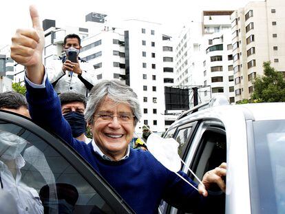 O candidato Guillermo Lasso saúda seus simpatizantes em 12 de fevereiro, em Quito.