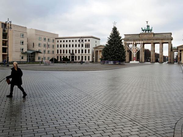 A view of Brandenburg Gate on the first day of a nationwide lockdown amid the coronavirus disease (COVID-19) pandemic in Berlin, Germany, December 16, 2020. REUTERS/Hannibal Hanschke