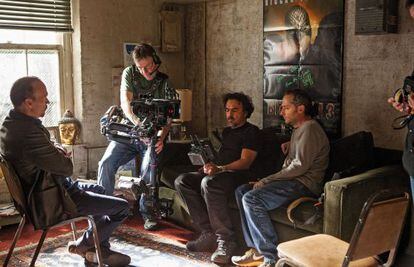 O diretor e membros de sua equipe controlam o processo de uma cena de 'Birdman'. Na frente deles, o protagonista, Michael Keaton.