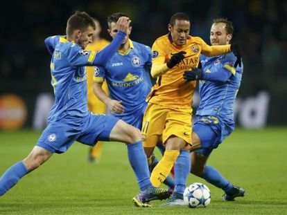 Neymar disputa a bola na vitória sobre o Bate Borisov.