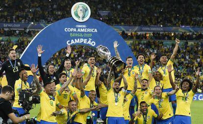 Daniel Alves ergue a taça de campeão da Copa América.