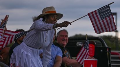 Winsome Sears, política da Virgínia, agita a bandeira em apoio aos opositores do ensino da teoria crítica racial, em 30 de junho.