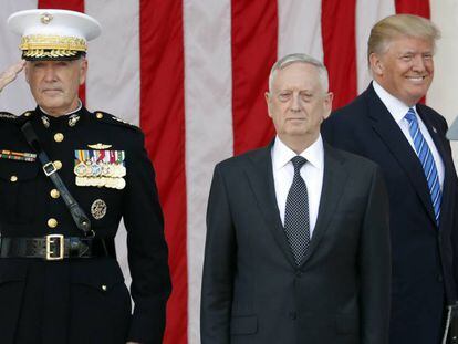 Trump sorri enquanto o chefe do Estado Maior e o secretário de Defesa, Jim Mattis, se alinham na homenagem aos mortos em Arlington