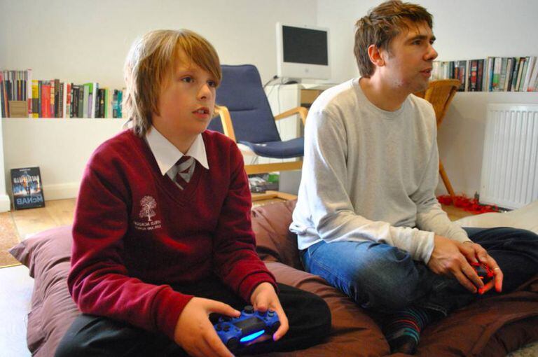 Keith Stuart, editor do 'The Guardian', e seu filho Zac Stuart.