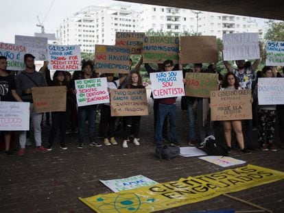 Estudantes protestam contra cortes de verbas para as universidades federais, no vão livre do Masp.