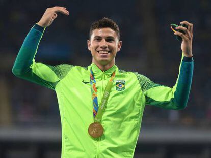 O brasileiro Thiago da Silva com a medalha de ouro do salto com vara.