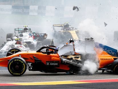 O carro de Fernando Alonso depois da batida na primeira curva do circuito.