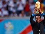 La leyenda del fútbol mundial, el brasileño Pelé, alza la Copa del Mundo durante la ceremonia inaugural en Múnich.